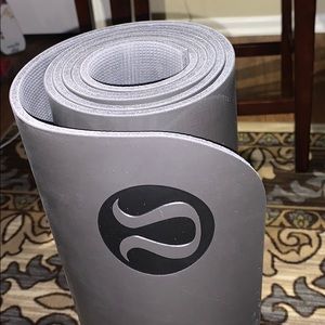 Black Lululemon reversible yoga mat 5mm